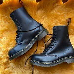 Dr Martin 1919 10 eye boots never worn